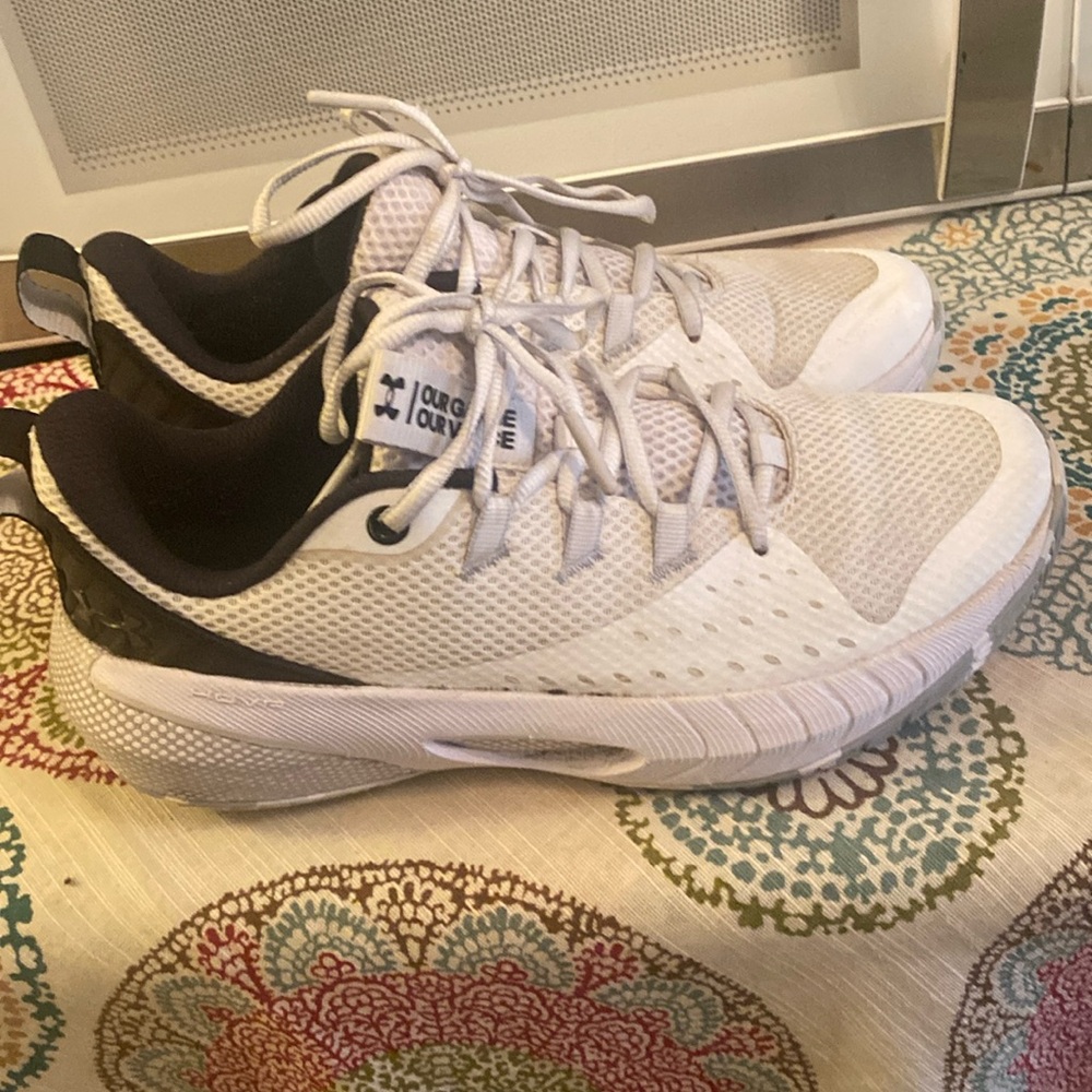 UNDER ARMOR GYM SHOES